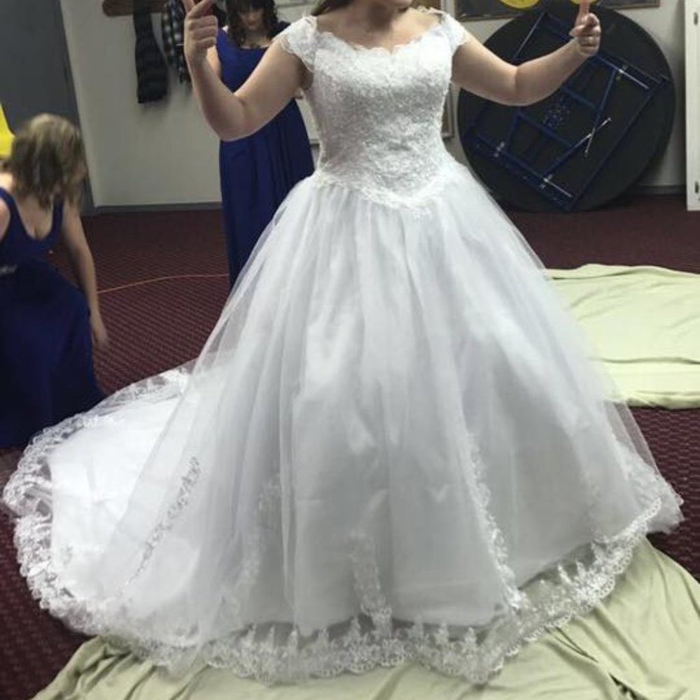 David's Bridal Off the Shoulder Wedding Dress size 18 - pre owned